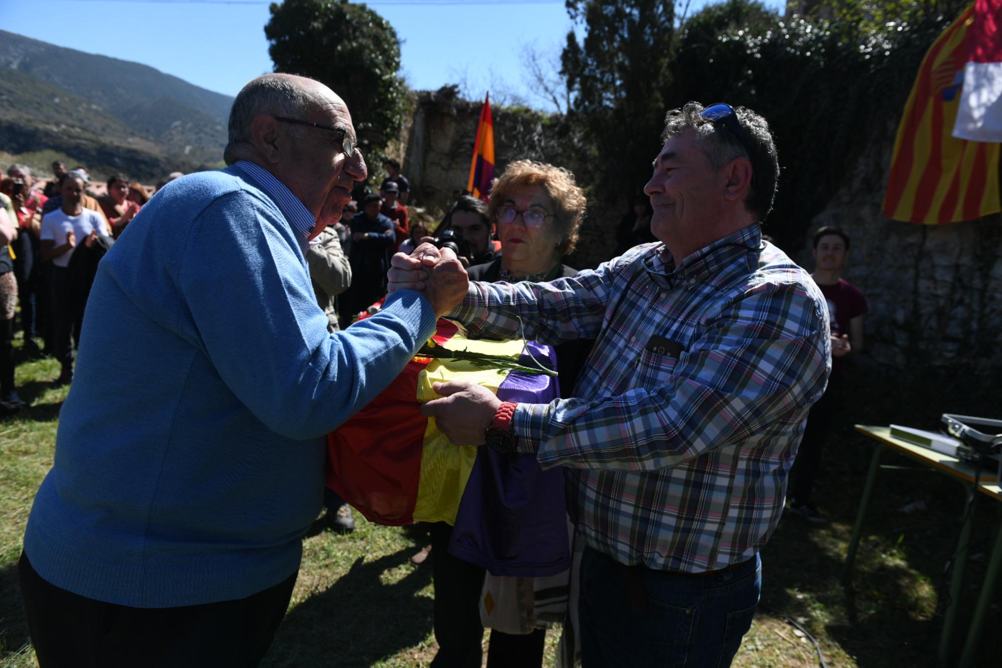Entrega de los restos exhumados de un represaliado por el franquismo en la cárcel de Valdenoceda (Burgos)